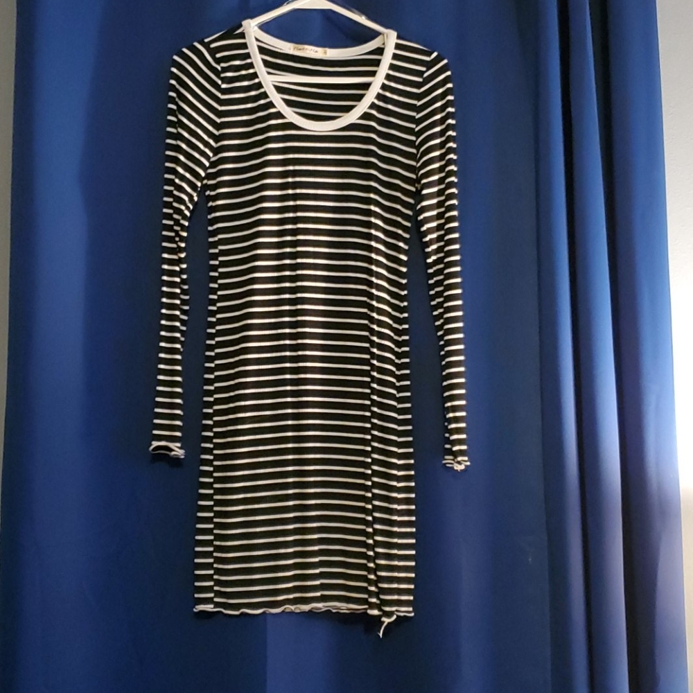 Long sleeve dress no stains smoke free home